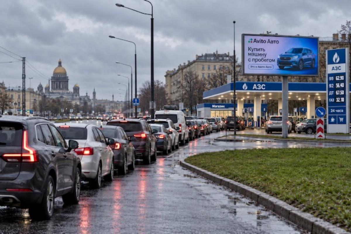 Очереди за АИ-95 в Петербурге растянулись на часы