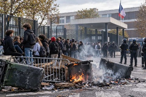 Во Франции задержали 440 участников протестов у лицеев