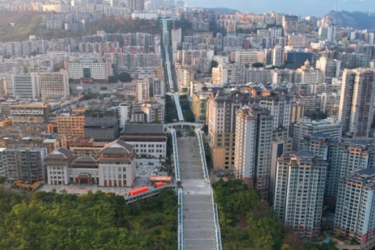 В Китае открыли самый длинный городской эскалатор в мире