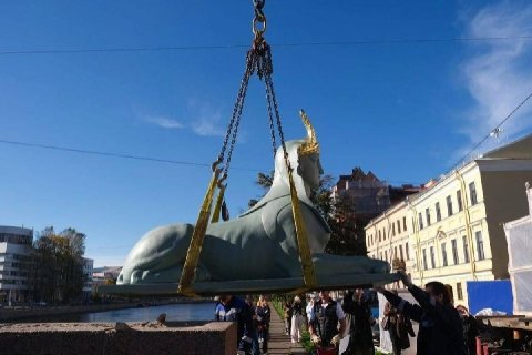Сфинксы вернулись на Египетский мост в Петербурге