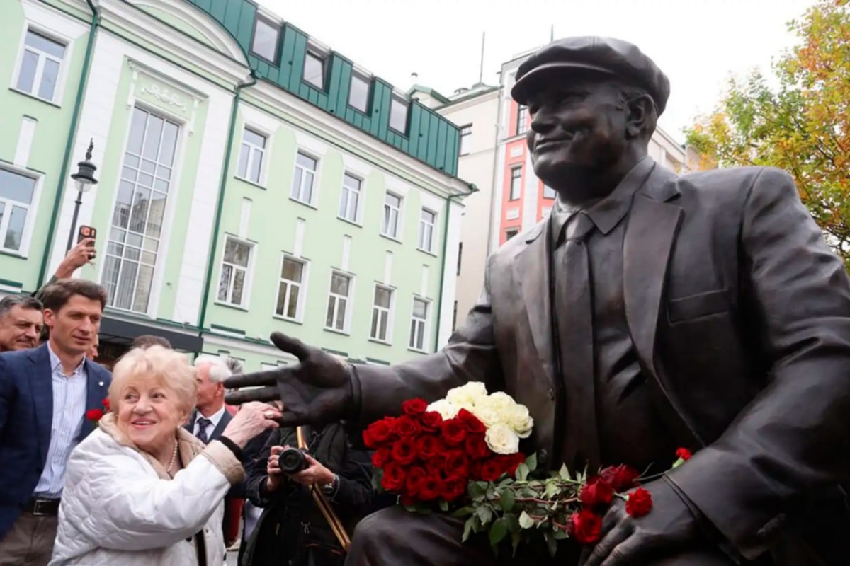 В Москве открыли памятник Юрию Лужкову 