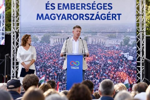 В Петера Мадьяра бросили яйцо на встрече в Сольноке