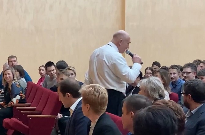 Депутат-коммунист рассказал школьникам о «днище социальной жизни»
