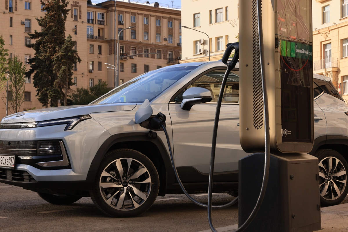 Продажи новых электромобилей в России упали на 30%