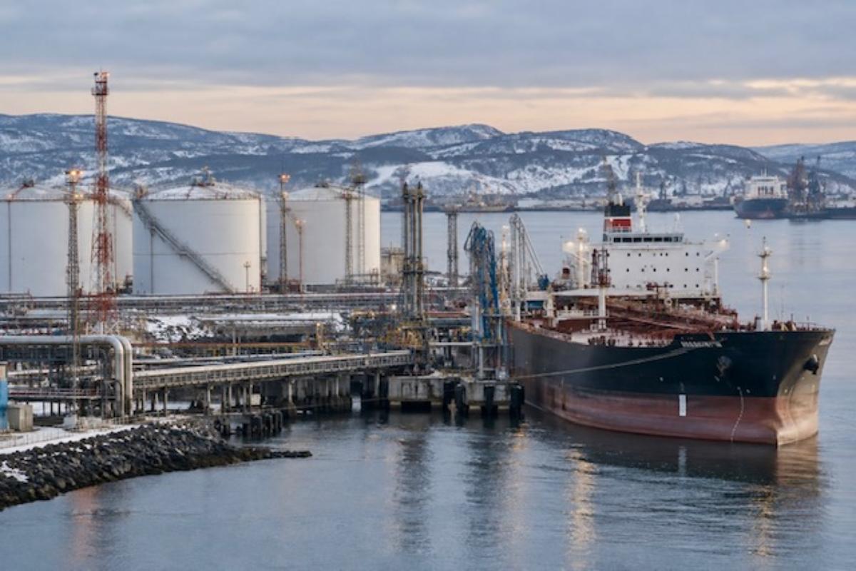 Морской экспорт нефтепродуктов из России за год упал вдвое
