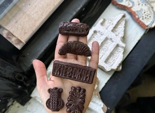 В Петербурге нашли формы для конфет начала XX века 