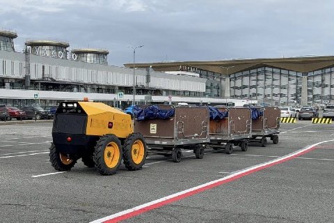 В «Пулково» тестируют беспилотные тягачи и снегоуборочные машины