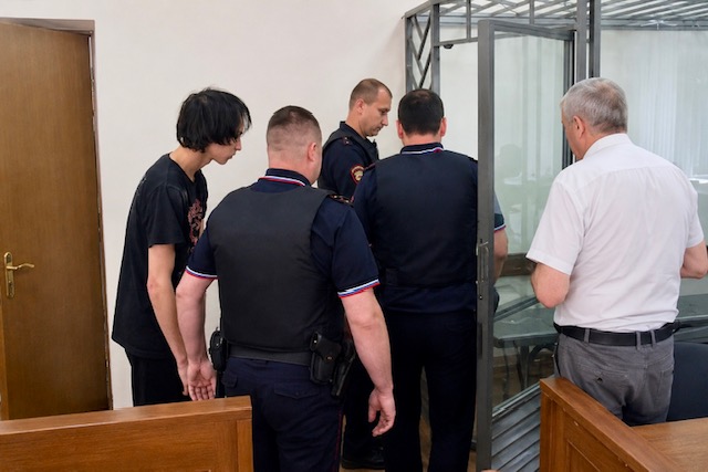 Напавшего на людей в West Mall арестовали