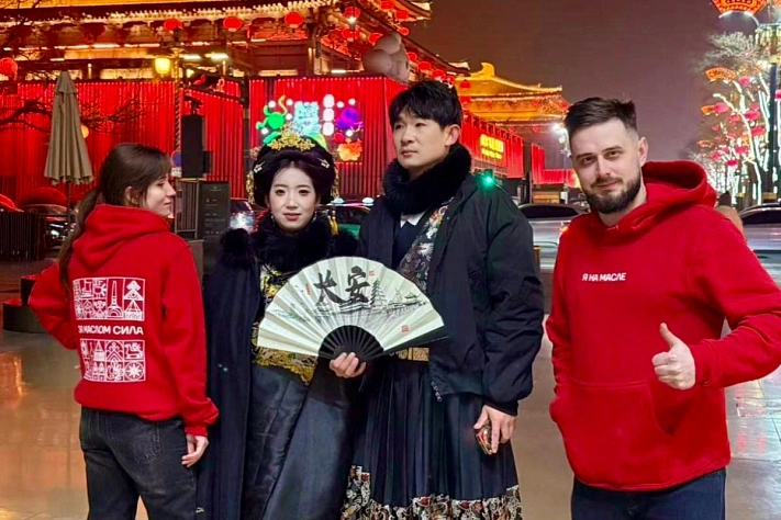 Красные худи с Вологодчиной показали в Китае