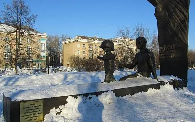 Школьник прилип языком к памятнику «Преемственность поколений» в Череповце