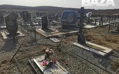 В российском регионе автомобиль влетел на кладбище