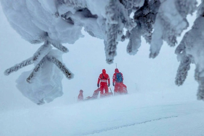 Трое туристов погибли при спуске с Мунку-Сардык