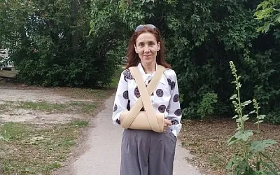 В Рязани полицейские сломали руку пенсионерке, приняв фотосъёмку цветов за «наркозакладку»