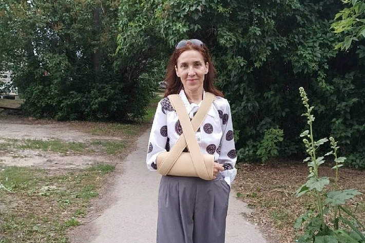 В Рязани полицейские сломали руку пенсионерке, приняв фотосъёмку цветов за «наркозакладку»