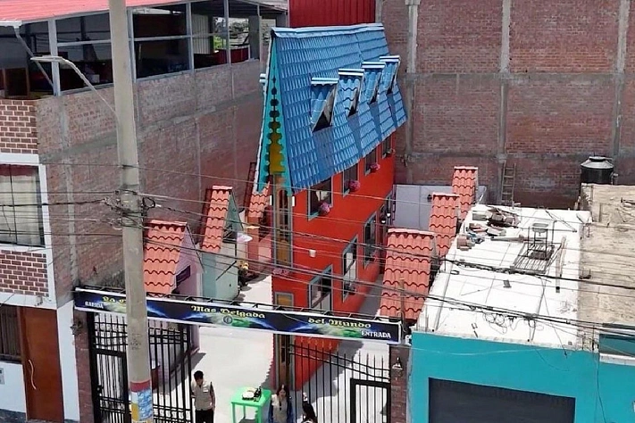  Самый узкий дом в мире построили в Перу