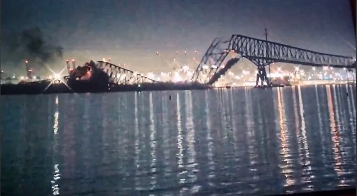 В США обрушился автомобильный мост Фрэнсиса Скотта Ки 