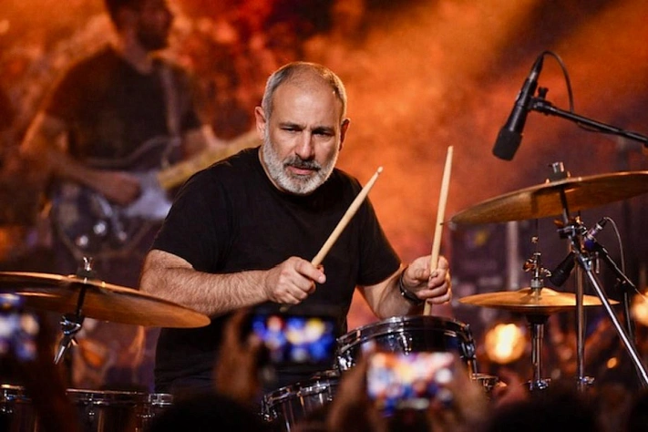 Пашинян вывел политику на танцплощадку