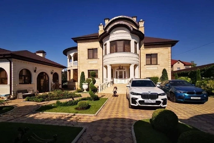 Дом экс-главы ГИБДД Ставрополья с золотым унитазом выставили на торги