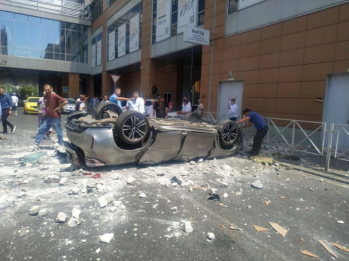 По факту падения машины в парковке в Краснодаре возбуждено уголовное дело об убийстве 