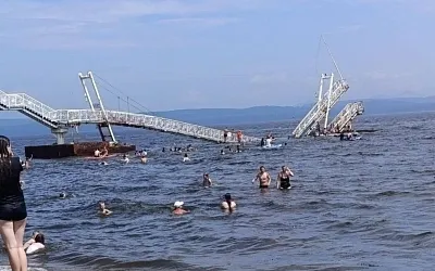 На пляже Тавайза во Владивостоке обрушился мост