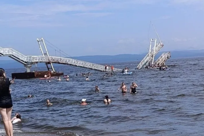 На пляже Тавайза во Владивостоке обрушился мост