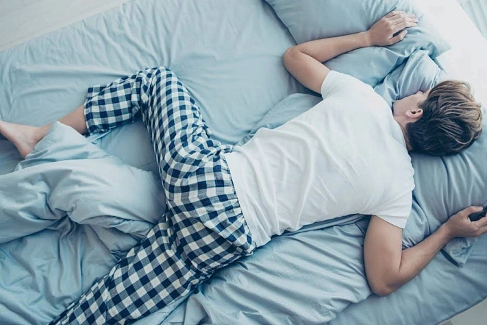 Почему сон на животе опасен для шеи и позвоночника