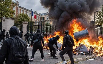 Во Франции подожжены или разгромлены 24 учебных заведения