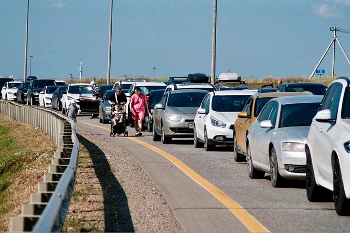 Автопробка на Крымском мосту превысила 22 километра — рекорд за семь лет