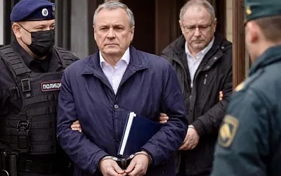 Экс-губернатора Курской области арестовали по делу о взятках