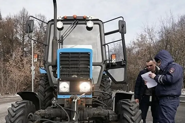 Водителям самоходной техники разрешат предъявлять права по QR-коду