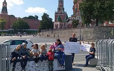 Силовики в Новосибирске применили силу к детям