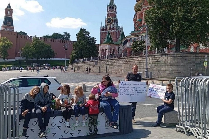 Силовики в Новосибирске применили силу к детям