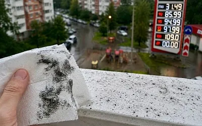 Чёрные следы после дождя стали частью топливной тревоги