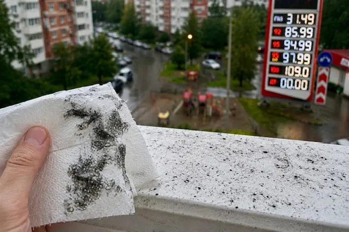 Чёрные следы после дождя стали частью топливной тревоги