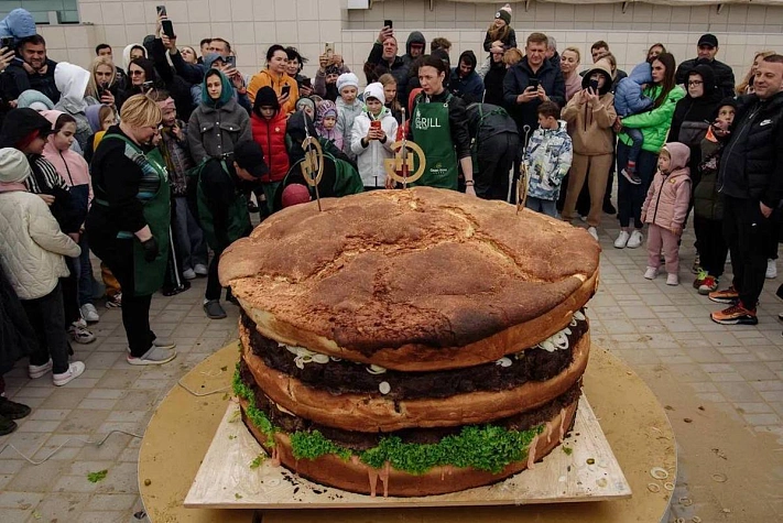 В Анапе приготовили бургер в 759 килограмм