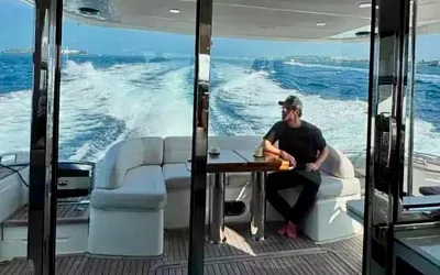  Дима Билан наслаждается отдыхом на яхте