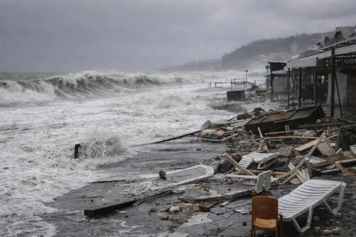Шторм «съел» сочинскую набережную, а в горах пошёл снег