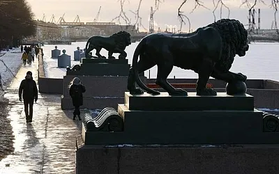 В Санкт-Петербурге с  причала Дворцового моста на набережной исчезли львы