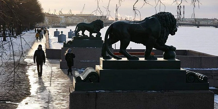 В Санкт-Петербурге с  причала Дворцового моста на набережной исчезли львы