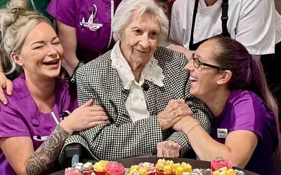 103-летняя британка раскрыла свой секрет долголетия: больше вина и свежего воздуха