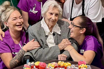 103-летняя британка раскрыла свой секрет долголетия: больше вина и свежего воздуха
