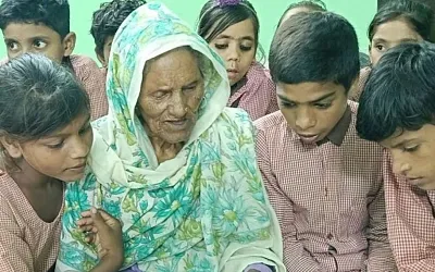 Внуки часто обманывали 92-летнюю бабушку, поэтому она решила научиться читать