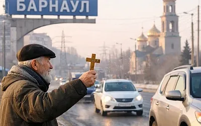 В Барнауле пожилой мужчина каждое утро благословляет автомобилистов