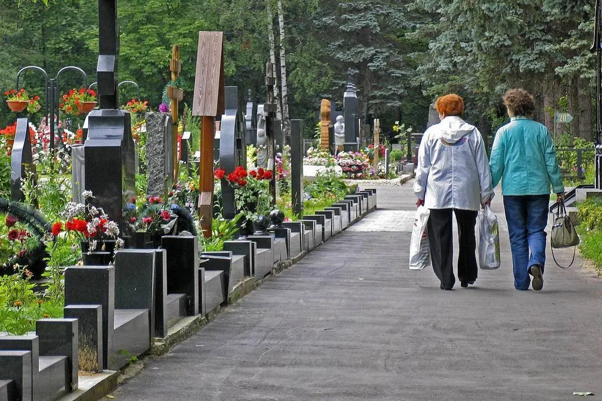 В Подмосковье с кладбища пытались украсть надгробия