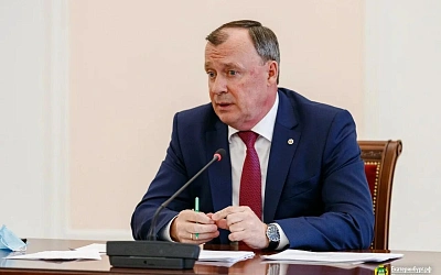 Мэр Екатеринбурга призвал горожан не паниковать из-за очередей на АЗС