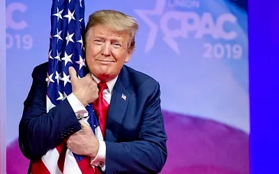 Дональд Трамп прервал выступление в Аризоне, чтобы отметить красоту сторонницы