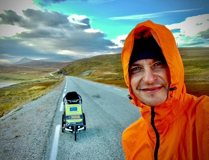 Россиянин в одиночку пробежал кругосветку