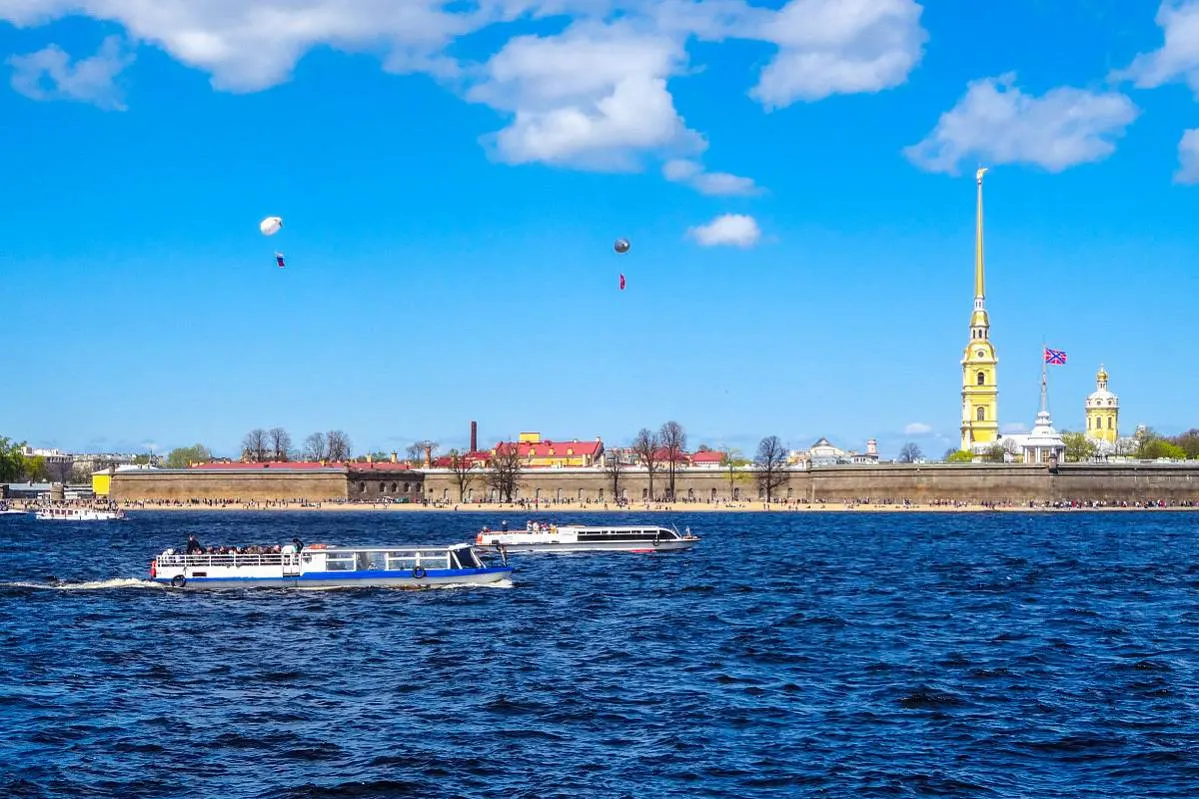 В Петербурге очевидцы спасли тонущего человека
