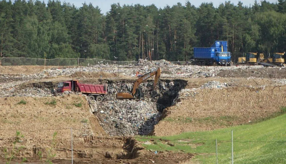 На двух концах планеты внезапно образовались глубокие ямы