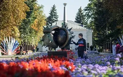 В Губкине открыли бронзовый памятник каштану